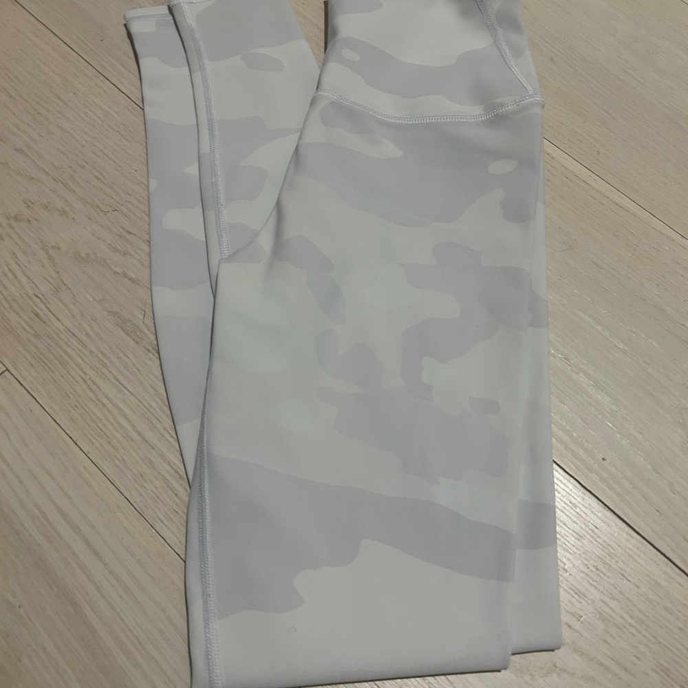 ALO Yoga Women's Light Gray Camouflage Leggings